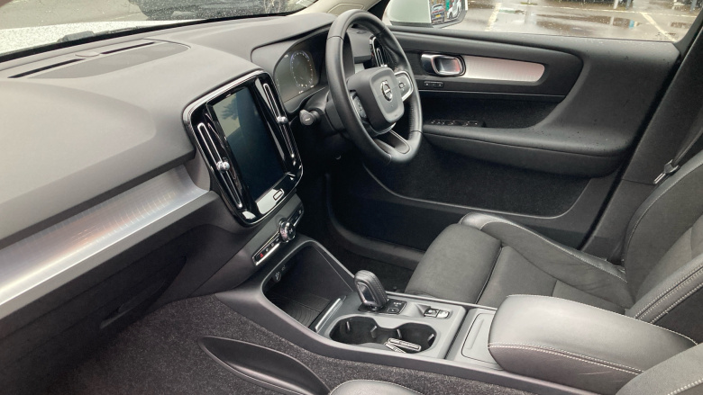 Volvo Xc40 2.0 T4 Momentum Pro 5dr AWD Geartronic Petrol Estate